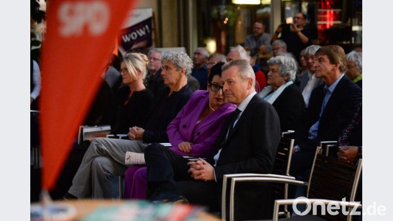 Die Amberger SPD-Oberbürgermeisterkandidatin Birgit Fruth im Gespräch mit dem Nürnberger OB Ulrich Maly (vorne). Mit dem Besuch des prominenten Sozialdemokraten gestaltete die Amberger SPD ihren Wahlkampfauftakt zur Kommunalwahl. Bild: Andreas Brückmann