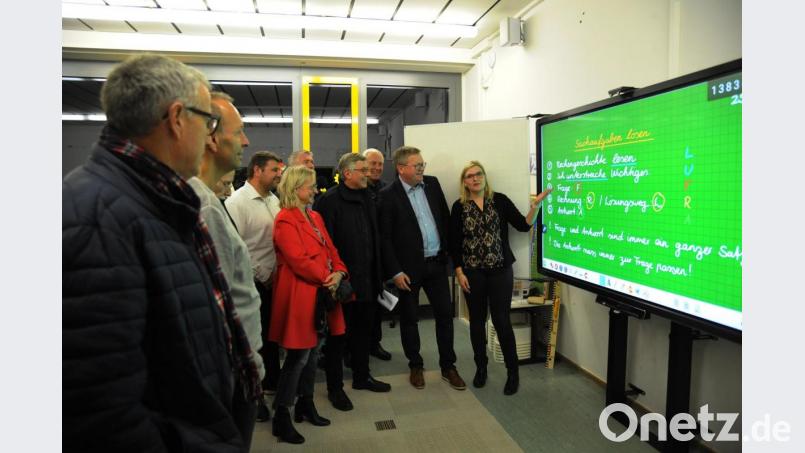 Da kamen die CSU-Stadträte aus dem Staunen kaum heraus, als ihnen Carina Bayer (rechts), die Fachfrau für Digitalisierung, die schier unbegrenzten Möglichkeiten des digitalen Klassenzimmers erklärte. Bild: gf