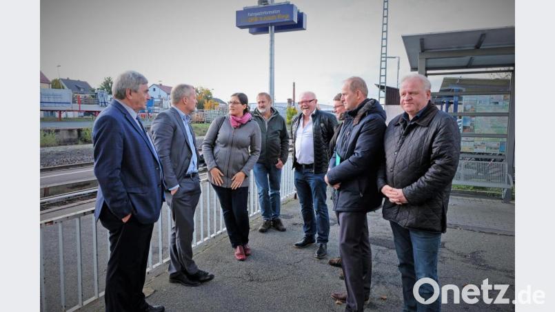 MdB Karl Holmeier (rechts) und Matthias Trykowski von der DB Netz AG (von links) erörterten mit Bürgermeister Konrad Kiener (Zweiter von rechts) die Sachlage. Bild: twi