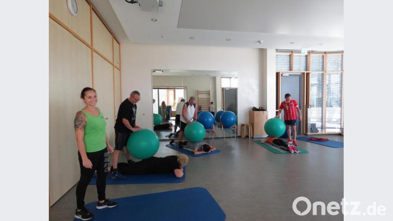 Bewegung spielt eine große Rolle, immer unter Aufsicht von Physiotherapeuten oder medizinischen Fachkräften. Bild: Ulla Britta Baumer