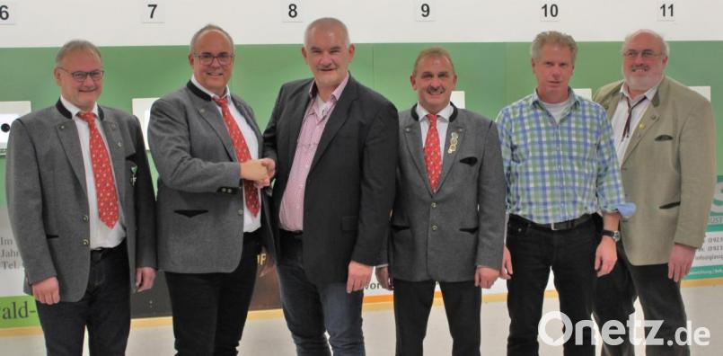 Bürgermeister Uli Roth gratulierte Horst Bauer zum anspruchsvollen Amt des ersten Vorsitzenden der Schützengesellschaft 1898 Thumsenreuth. Von links: der bisherige Vorsitzende Norbert Lippert, neuer Vorsitzender Horst Bauer, Bürgermeister Uli Roth, zweiter Vorsitzender Volkmar Sirtl, neuer Jugendleiter Wolfgang Schraml, zweiter Gauschützenmeister Martin Häupler. Bild: att
