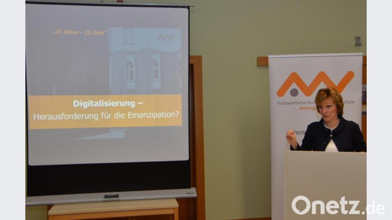 "Digitalisierung - Herausforderung für die Emanzipation?", lautet das Thema von OTH-Vizepräsidentin Christiane Hellbach im Gemeindehaus. Bild: dob