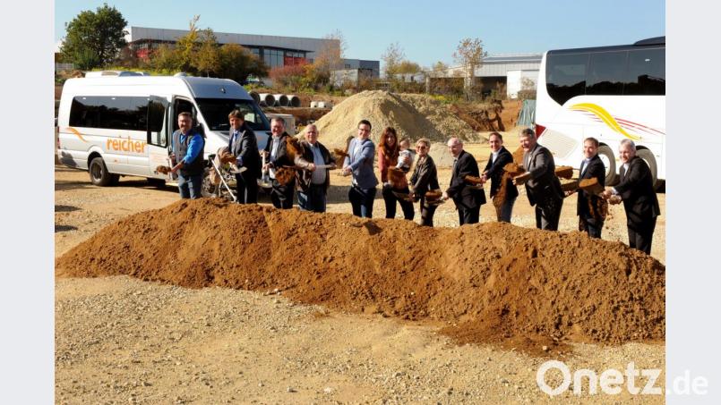 Spatenstich der Firma Reichert zum Neubau eines Busbetriebshofes in der Dr. Aigner Straße 6: (von links) Alexander Stief,
Geschäftsführer des Planungsbüros Stief, Gewerbebau-Prokurist Werner Pettinger, Oberbürgermeister Michael Cerny, Karl Englhard, Jörg Bruckner mit Frau Verena und Sohn Leopold, Bauherrin Renate, Inhaber Peter sowie Stefan Bruckner, Gewerbebau-Chef Karlheinz Brandelik, Architekt Stefan Ziegler und Georg Zott von der Sparkasse Amberg-Sulzbach. Bild: Stephan Huber