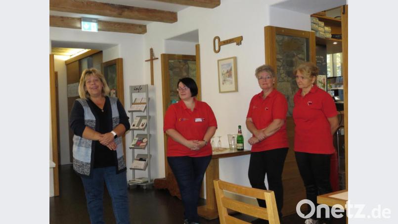 AWO-Kreisgeschäftsführerin Angelika Würner (links) lobte die Mitarbeiterinnen des Mehrgenerationenhauses für deren großartigen Einsatz über Jahre hinweg. Vertreten waren vonseiten des MGH-Teams Rita Steinkohl (ehrenamtlich), Renate Krieglsteiner und Sonja Haberkorn (von rechts). Bild: ubb