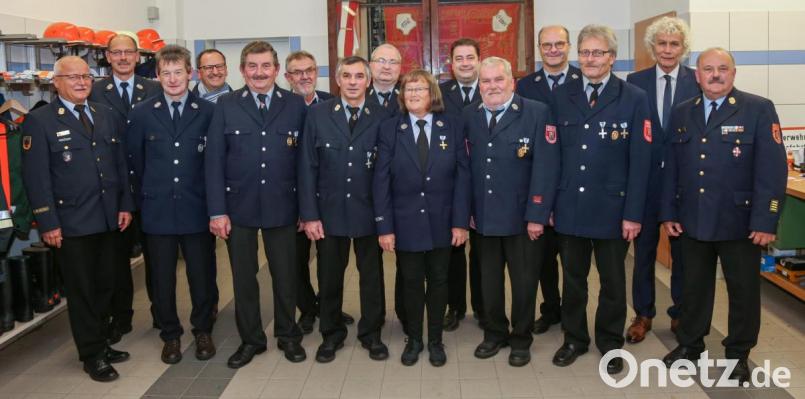 Kreisbrandrat Andreas Wührl, Landrat Wolfgang Lippert (von rechts), Kreisbrandinspektor Otto Braunreuther, Kreisbrandmeister Alois Schindler (von links), Feuerwehrsachbearbeiter Martin Graser und Bürgermeister Josef Etterer (Vierter und Sechster von links) würdigten (ab Dritter von links) Harald Wachenbrunner, Georg Busch, Lorenz Merkl, Jürgen Schreyer, Sieglinde Groß, Klaus Biersack, Reinhold Veigl, Robert Schraml und Gerhard Böhm für ihre Einsatzbereitschaft in den vergangenen 40 und 25 Jahren. Bild: hwk