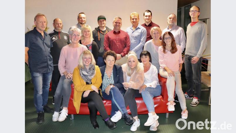 Die Nominierungsversammlung für die SPD-Stadtratsliste 2018 bringt ein klares Ergebnis. Alle vorgestellten Kandidaten werden einstimmig bestätigt. SPD-Ortsvereinsvorsitzender Thomas Weiß (stehend, Vierter von rechts) freut sich darüber. Bild: myd