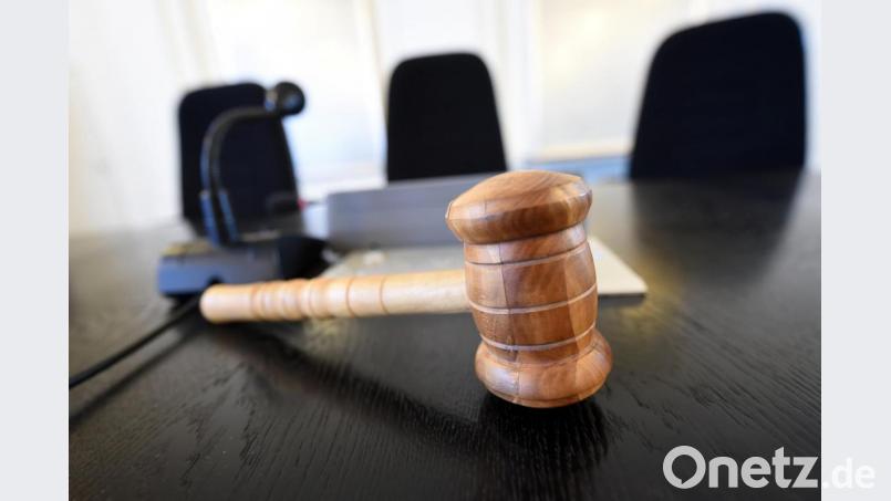 Auf der Richterbank liegt ein Richterhammer. Foto: Uli Deck/dpa Bild: Uli Deck
