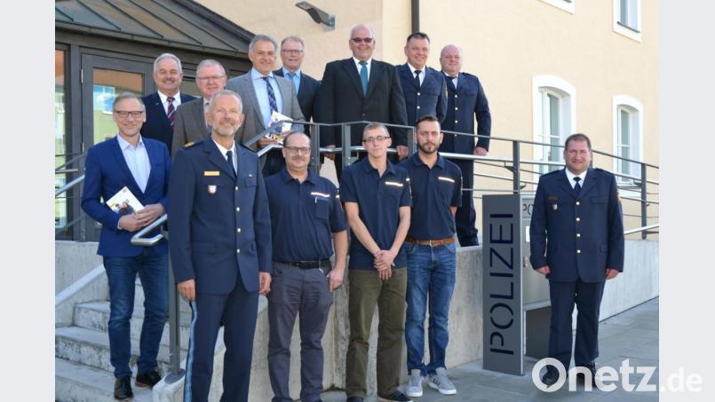 Die Sicherheitswacht an der Polizeiinspektion Waldsassen ist am Montag vorgestellt worden. In der vorderen Reihe Polizeivizepräsident Thomas Schöniger mit den ehrenamtlichen Mitarbeitern Jörg Langbein, Rene Doß und Christian Thoma sowie Inspektionsleiter Roland Heldwein 
sowie hinten (von links) die Bürgermeister Bernd Sommer, Johann Burger, Ernst Neumann, Roland Grillmeier, Max Bindl, Klaus Meyer sowie stellvertretender Inspektionsleiter Georg Ziegler und Christian Lenz, Ansprechpartner für die Mitarbeiter der Sicherheitswacht. Bild: pz