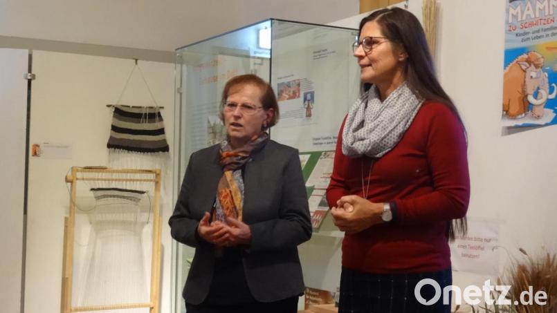 Anni Weber (links) und Gerda Stollner berichten im Stadtmuseum Sulzbach-Rosenberg über Leben und Werk des Missionars Johann Flierl in Papua-Neuguinea. Bild: hka