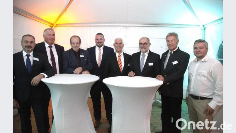 Die Geschäftsführer der Unternehmensgruppe Schabmüller mit den Ehrengästen. Das Bild zeigt von links: Markus Forster (Geschäftsführer ZBG), Richard Nuber (Geschäftsführer Welco), Bürgermeister Hans Frankl, Inhaber Franz Schabmüller junior und senior, Siegfried Schmid (Gesellschafter ZMT), stellvertretender Landrat Joachim Hanisch und Alexander Kostrubov (Geschäftsführer FS Technologies). Bild: Hirsch