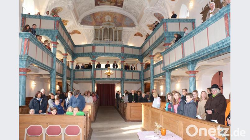 Zur Erntedankfeier ist die Kirche in Neustadt am Kulm gut gefüllt. Bild: rpp