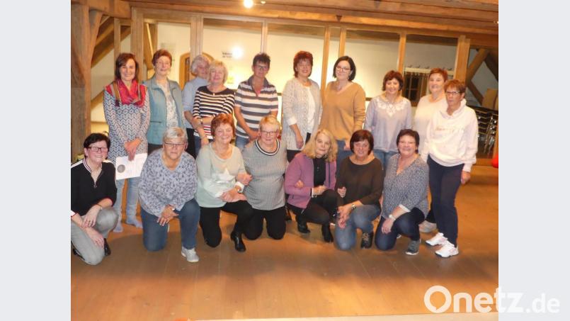 Ingrid Weinfurter (stehend, links) nimmt beim Wohlfühlabend die Frauen unter anderem mit auf eine Fantasiereise. Auch Atemübungen und meditative Tänze stehen unter anderem auf dem Programm. Bild: rn