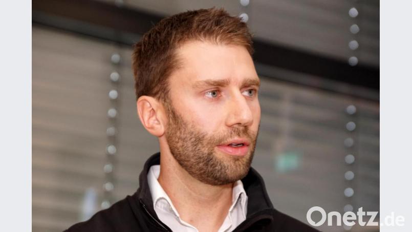Vorsitzender der Kemnather Ortsgruppe Michael Siebenweiber begrüßte im Foyer der Mehrzweckhalle eine stattliche Zahl von Ehrengästen, Gästen sowie aktiven und passiven Mitgliedern der Wasserwacht. Bild: bkr