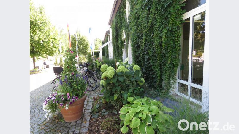 Blühende Oase am Eingang des Kurmittelhauses. Bild: Ulla Britta Baumer