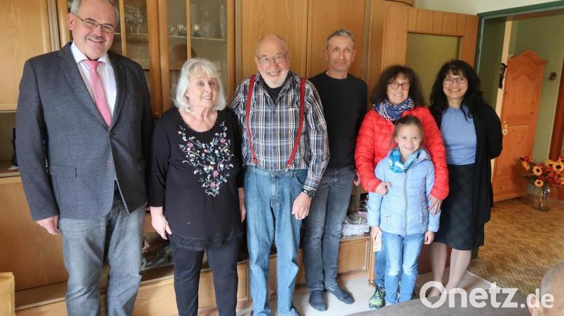 Siegfried Kraus (Dritter von links) feierte 80. Geburtstag. Glückwünsche überbrachten (von links) Bürgermeister Gottfried Härtl, Ehefrau Elisabeth, Sohn Stefan Kraus, BRK-Übungsleiterin Zita Schuster und die Geschäftsstellenleiterin der Raiffeisenbank Friedenfels, Rita Kunz. Bild: bsc