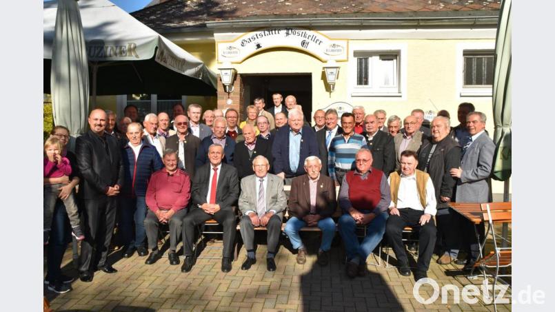 Die Geehrten sind der EVG schon lange treu: Seit 70 Jahre sind Heinrich Blau und Rudolf Wohlfahrt (sitzend, Mitte) dabei. Bild: hcz