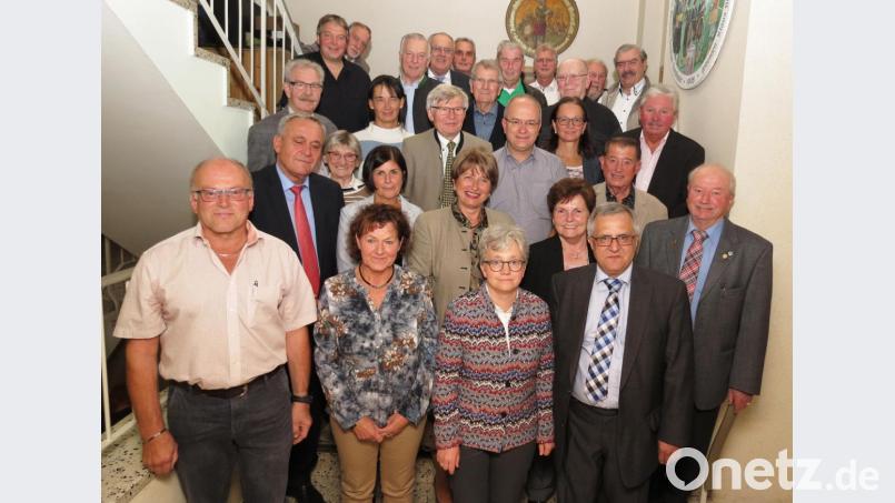 Die Siedlergemeinschaft „Am Krumpes“ führt nach der Neuwahl als neuer Vorsitzender Gerhard Götz (vorne, Zweiter von rechts). Bild: Dobmeier