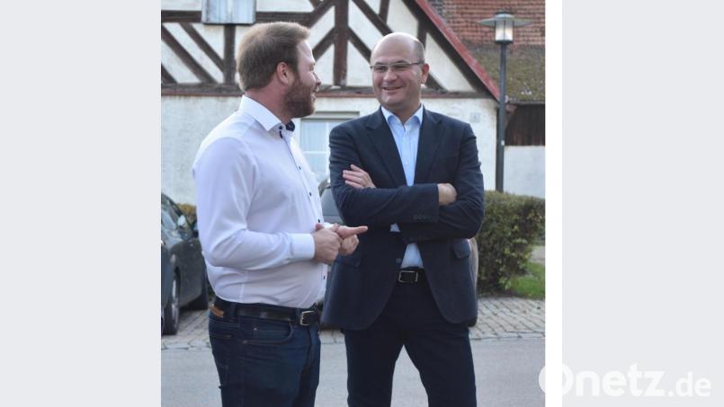 CSU-Ortsvorsitzender Henner Wasmuth im Gespräch mit Minister Albert Füracker. Bild: no