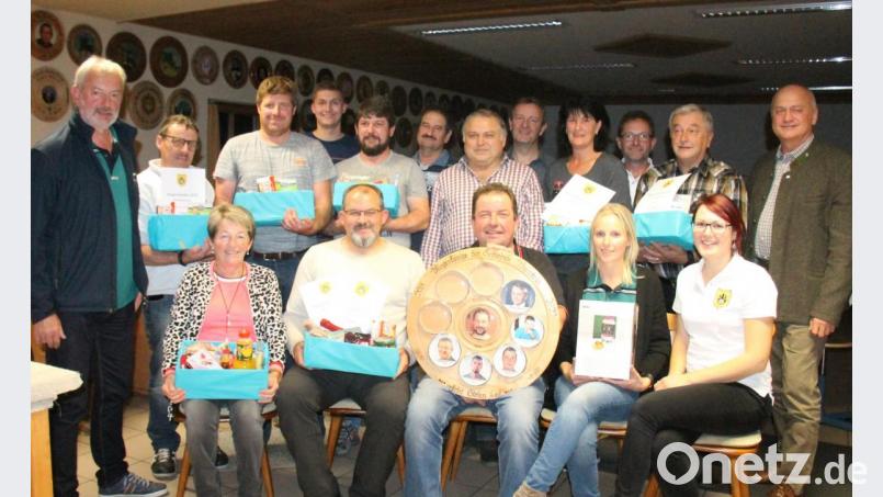 Den Mannschafts- und Einzelsiegern des 18. Bürgerschießens gratulierten Bürgermeister Walter Schauer (rechts) und Schützenmeister Ludwig Dirscherl (links). Vorne in der Mitte sitzt Bürgerkönig Wolfgang Schmidt mit seinen Vertretern Wolfgang Schwab und Magdalena Schmidt. Bild: dl