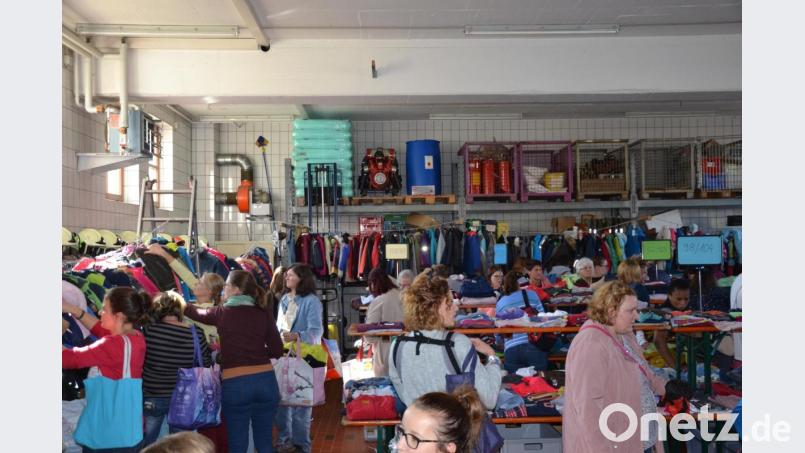 Das Angebot des Baby- und Kinderbasars der Feuerwehrfrauen in Moosbach kann sich sehen lassen. Bild: gi