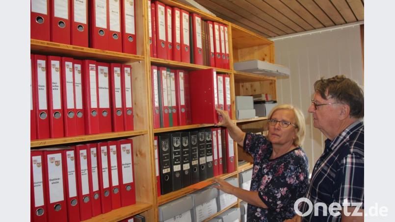 Unzählige Schriftstücke, Urkunden und Dokumente sind in den Archivräumen des Heimatkreis Plan-Weseritz in Tirschenreuth aufbewahrt, archiviert von Regine Löffler-Klemsche und Bruno Klemsche. Bild: kro