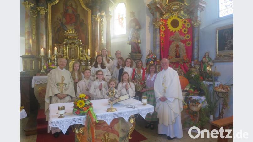 Von rechts Pfarrer Gradl, Benefizumratssprecherin Christine Schwarz, Mesnerin Frieda Heldmann, Kirchenpflegerin Steffi Poeplau, ganz links Pfarrer Bruno Todt. Bild: Christine Schwarz