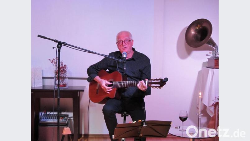 Willi Sommerwerk gastierte mit seinem persönlichen Reinhard-Mey-Potpourri in der Kulturscheune Elbart. Bild: aks