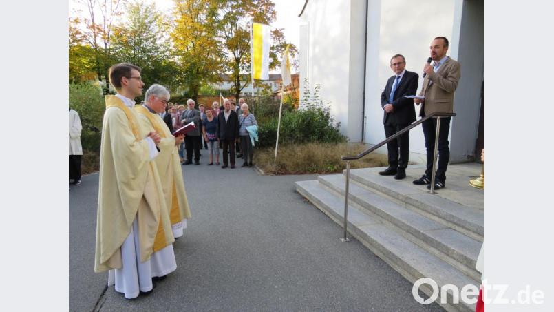 Vor der katholischen Pfarrkirche zur heiligen Familie begrüßten Kirchenpfleger Konrad Adam und Pfarrgemeinderatsvorsitzender Ralph Bauer (Treppe von links) den neuen Pfarrer Thomas Kopp, der von Dekan Thomas Jeschner eingeführt wird. Bild: adj