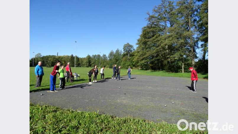 Auf dem Platz des VSV Kemnath probierten einige das Bocciaspielen aus. Bild: jzk