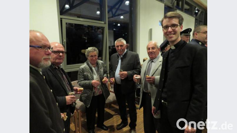 Gespräche beim Sektempfang Bild: adj