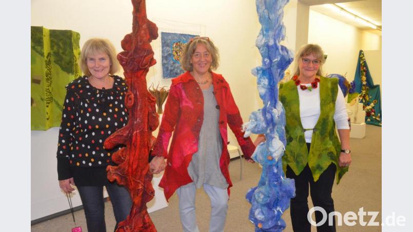 Maria Weber, Barbara Eichhorn und Barbara Westerath beweisen mit ihren Exponaten, auf welche kreative Weise Filz gestaltet werden kann. Bild: Kunz