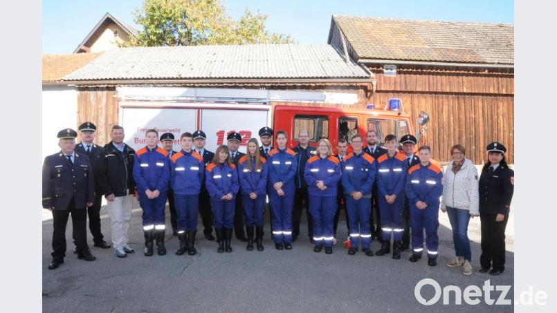 Der Feuerwehrnachwuchs aus Burkhardsrieth und Pfrentsch (vordere Reihe) hat erfolgreich die Jugendleistungsprüfung für den Feuerwehrdienst abgelegt. Darüber freuten sich Kreisbrandinspektor Martin Weig, Kreisbrandmeister Matthias Schmidt, Bürgermeister Rainer Rewitzer (von links) sowie Kreisjugendfeuerwehrwartin Miriam Schuller und Bürgermeisterin Margit Kirzinger (von rechts) gemeinsam mit dem Führungskräften der Feuerwehren Burkhardsrieth und Pfrentsch. Bild: bey