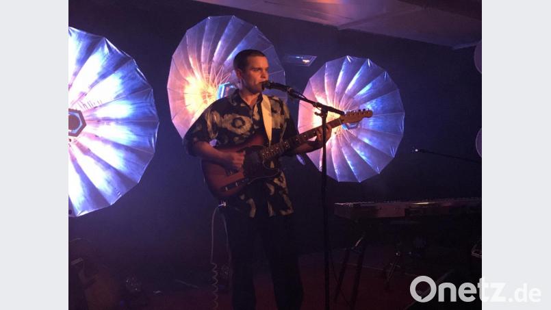 Von Berlin bis nach Weiden hat es Tristan Brusch verschlagen. Er spielt und singt seine selbstgeschriebenen Songs. Bild: hop