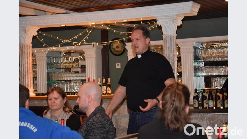 Pfarrer und Biersommelier Stefan Wissel gab sein breitgefächertes Wissen rund ums Bier gerne weiter. Bild: fla
