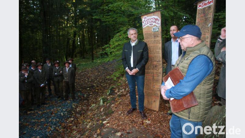 „Hier hat sich die Tragödie abgespielt“, zeichnete Erich Schraml (rechts) die Stunden vor 125 Jahren nach. Bild: wro