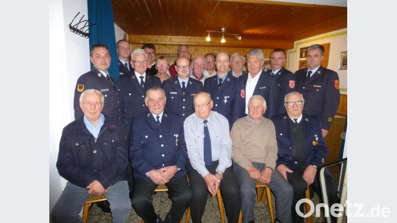 Für ihre Treue werden zahlreiche Feuerwehrleute geehrt. Seit 60 Jahren stehen zum Verein: Alfons Hoffmann, Hans Grünbauer, Josef Sternecker, Karl Kummer und Hermann Miedl (sitzend, von rechts). Bild: bk