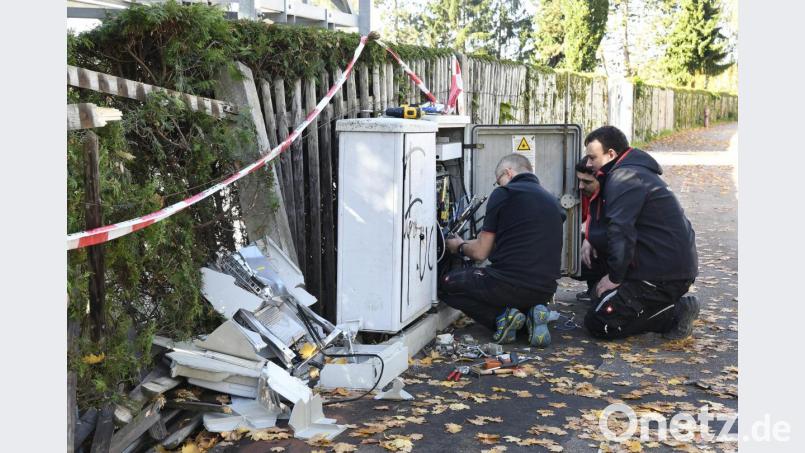Der Technik-Trupp von Vodafone arbeitet am Montagmittag an dem zerstörten Telefonverteilerkasten am Zaun des Katharinenfriedhofs. Bild: Petra Hartl