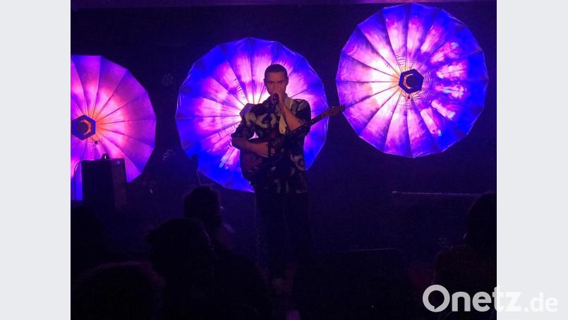 Von Berlin bis nach Weiden hat es Tristan Brusch verschlagen. Er spielt und singt seine selbstgeschriebenen Songs. Bild: hop