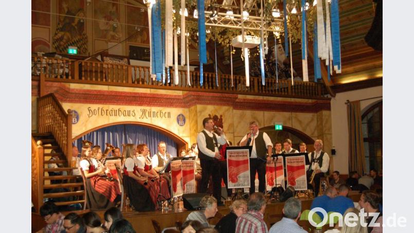 Die Trachtenkapelle Waldthurn bietet für die Gäste im Hofbräuhaus beste Unterhaltung. Für den Gesang sorgten Hans-Peter Reil (rechts), der auch gekonnt durch das Programm führte, und Josef Pflaum senior (links). Bild: fla