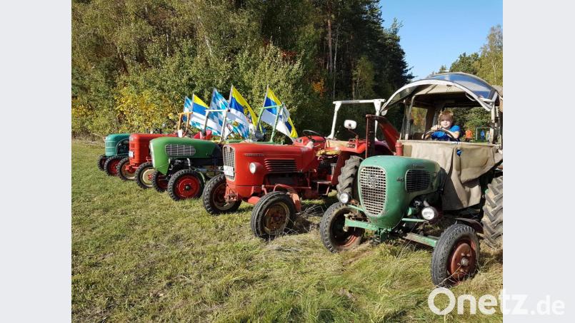 Oldtimer-Schlepper locken auf der Wiese nebenan zum Bewundern. Bild: hzi