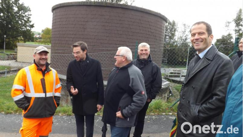 Tom Mathes (links) informiert den Besuch aus Berlin und München über den Umbau der Kläranlage und den Bau der Freigefälleleitung. Bild: trj