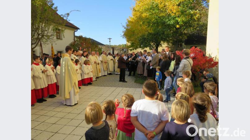 Vor der alten Pfarrkirche wurde der neue Pfarrer von vielen Gläubigen und Bürgermeister Ernst Schicketanz empfangen. Bild: adj