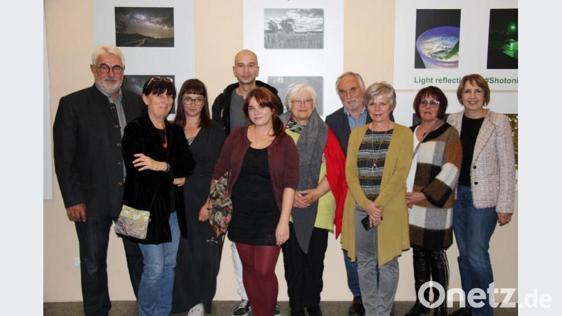 Sechs junge Künstler präsentieren ihre Werke im Rahmen der Herbstausstellung des Oberpfalzvereins im Foyer des Rathauses. Anita Köstler (Fünfte von rechts) ist heuer das einzige Mitglied des Vereins, das ausstellt. Bild: prh