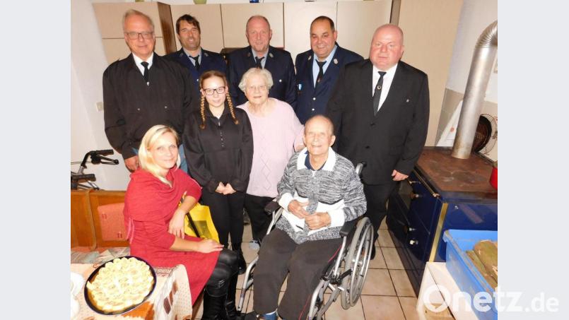 Tochter Manuela, Enkeltochter Emily und Ehefrau Gisela waren nicht die einzigen, die Kurt Schröter (vorne von links) zum Geburtstag gratulierten. Glückwünsche überbrachten auch die Vereinsvertreter Konrad Schindler, Fritz Tanner, Erhard Graf, Jürgen Günthner und Gernot Hammon. Bild: hai