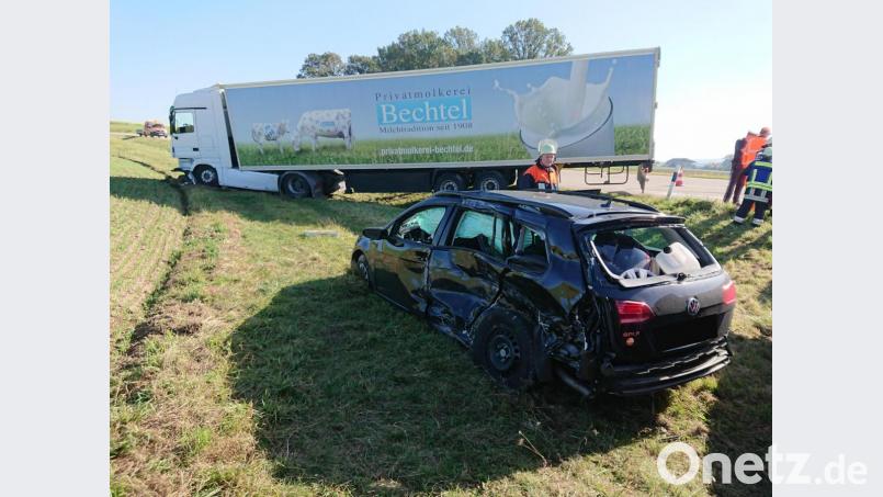 Nach einem Unfall bei Säulnhof (Kreis Schwandorf) blieben die beteiligten Fahrzeuge im Graben stehen. Bild: Hösamer