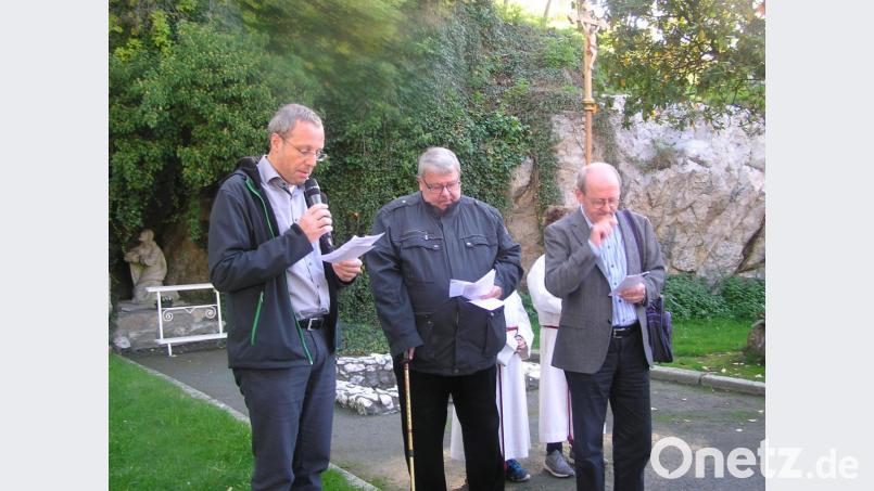 Pater Stefan Weig, Pater Hans-Werner Günther und Pater Josef Prinz (von links) gestalten die Station an der Ölberggrotte. Bild: tu