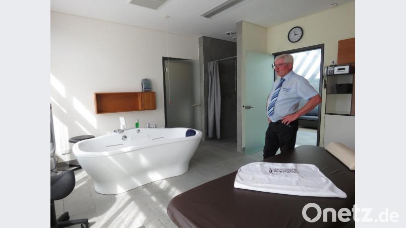 Sauna, Badetempel oder ein Besuch im Klangbad: Werksleiter Gerhard Geiger lässt hinter die Kulissen gucken. Bild: Ulla Britta Baumer