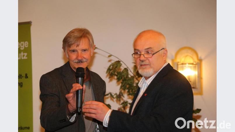Der Vorsitzende des Vereins, Johannes Bradtka (rechts) dankte den bekannten Evolutionsbiologen, Naturforscher und Bestsellerautor, Prof. Dr. Josef H. Reichholf (links), für den Jubiläumsvortrag zur Gründungsfeier. Bild: bsc