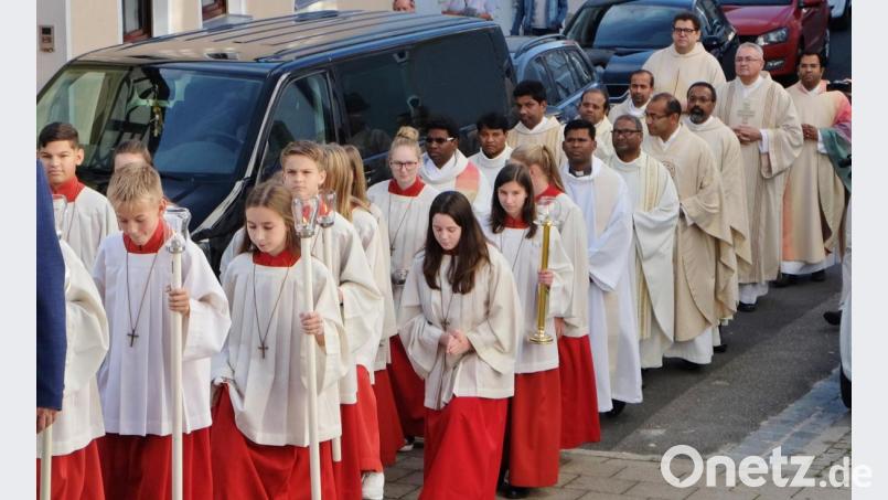 Im Kirchenzug durch die Stadt wird Pater Robin (hinten rechts) von seinen indischen Ordensbrüdern, die aus ganz Bayern gekommen waren, und von den Vilsecker Ministranten zur Pfarrkirche begleitet. Bild: rha