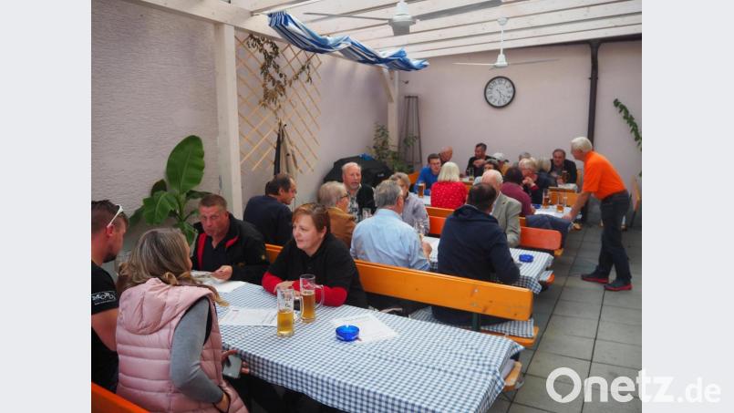 Auch die Vertreter der Feuerwehr ließen es sich schmecken. Bild: stn